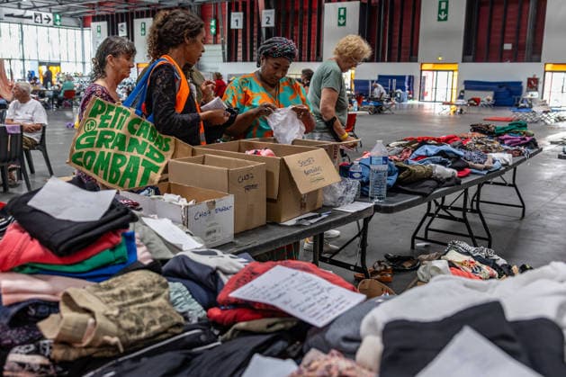 Residents and tourists who were evacuated are sleeping at the Bordeaux Exhibition Center (Parc des Expositions) following evacuations due to wildfires on July 27, 2026. Julien Miltenberger, Bestimage. Residents and tourists evacuated due to nearby wildfires have gathered at the Bordeaux Exhibition Center (Parc des Expositions), which was opened as an emergency reception center for displaced people in Bordeaux, France, on July 27, 2026, Bordeaux, France  Copyright: xJulienxMiltenbergerx xBestimagexJulienxMiltenbergerx xBestimagex