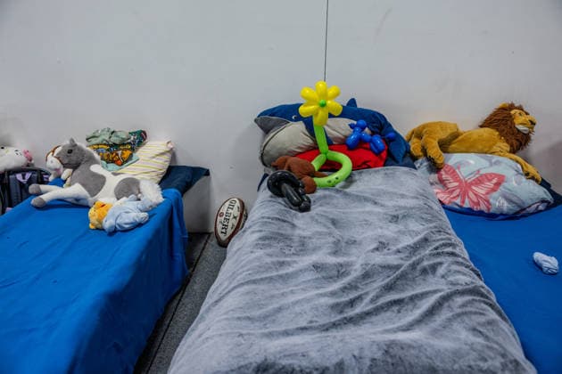 Residents and tourists who were evacuated are sleeping at the Bordeaux Exhibition Center (Parc des Expositions) following evacuations due to wildfires on July 27, 2026. Julien Miltenberger, Bestimage. Residents and tourists evacuated due to nearby wildfires have gathered at the Bordeaux Exhibition Center (Parc des Expositions), which was opened as an emergency reception center for displaced people in Bordeaux, France, on July 27, 2026, Bordeaux, France  Copyright: xJulienxMiltenbergerx xBestimagexJulienxMiltenbergerx xBestimagex