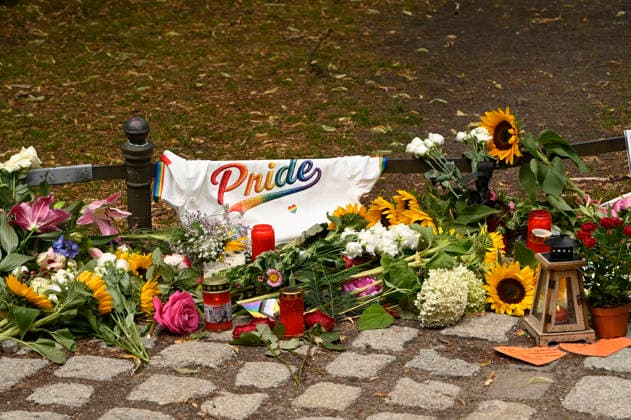 Gedenken nahe des Tatorts des islamistischen Terroranschlags beim 48. Christopher Street Day 2026 im Tiergarten. Berlin, 27.07.2026 *** A memorial near the site of the Islamist terrorist attack during the 48th Christopher Street Day in 2026 at Tiergarten in Berlin, July 27, 2026 Foto:xF.xKernx xFuturexImagex trauer_6701