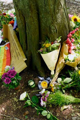 Gedenken nahe des Tatorts des islamistischen Terroranschlags beim 48. Christopher Street Day 2026 im Tiergarten. Berlin, 27.07.2026 *** A memorial near the site of the Islamist terrorist attack during the 48th Christopher Street Day in 2026 at Tiergarten in Berlin, July 27, 2026 Foto:xF.xKernx xFuturexImagex trauer_6713