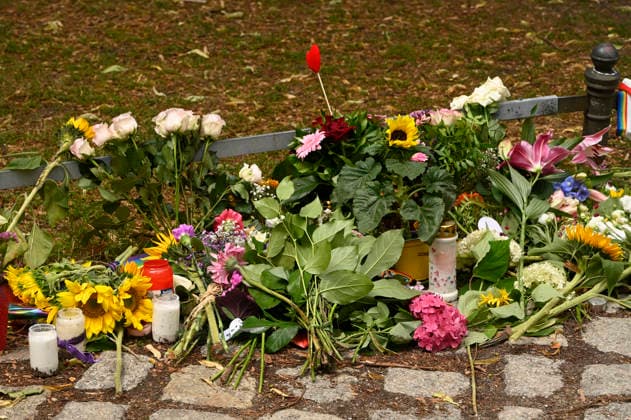 Gedenken nahe des Tatorts des islamistischen Terroranschlags beim 48. Christopher Street Day 2026 im Tiergarten. Berlin, 27.07.2026 *** A memorial near the site of the Islamist terrorist attack during the 48th Christopher Street Day in 2026 at Tiergarten in Berlin, July 27, 2026 Foto:xF.xKernx xFuturexImagex trauer_6703