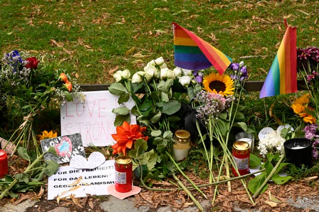 Gedenken nahe des Tatorts des islamistischen Terroranschlags beim 48. Christopher Street Day 2026 im Tiergarten. Berlin, 27.07.2026 *** A memorial near the site of the Islamist terrorist attack during the 48th Christopher Street Day in 2026 at Tiergarten in Berlin, July 27, 2026 Foto:xF.xKernx xFuturexImagex trauer_6704