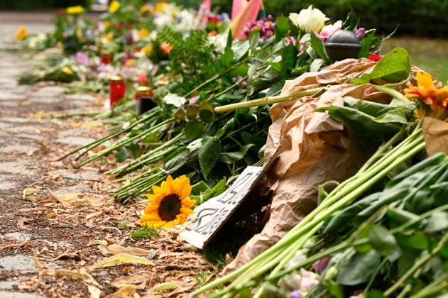 Gedenken nahe des Tatorts des islamistischen Terroranschlags beim 48. Christopher Street Day 2026 im Tiergarten. Berlin, 27.07.2026 *** A memorial near the site of the Islamist terrorist attack during the 48th Christopher Street Day in 2026 at Tiergarten in Berlin, July 27, 2026 Foto:xF.xKernx xFuturexImagex trauer_6707