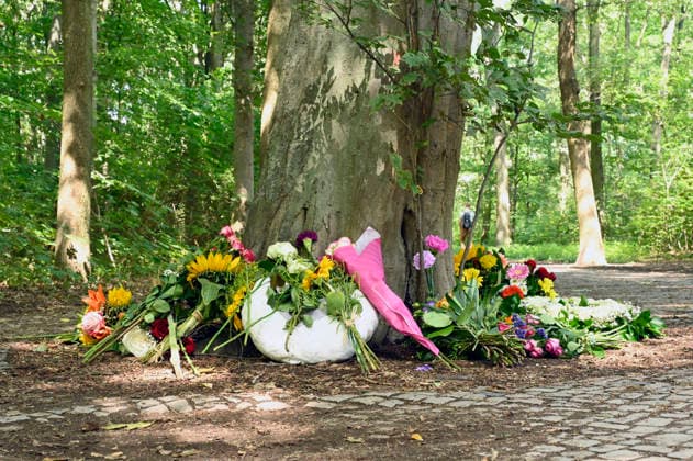 Gedenken nahe des Tatorts des islamistischen Terroranschlags beim 48. Christopher Street Day 2026 im Tiergarten. Berlin, 27.07.2026 *** A memorial near the site of the Islamist terrorist attack during the 48th Christopher Street Day in 2026 at Tiergarten in Berlin, July 27, 2026 Foto:xF.xKernx xFuturexImagex trauer_6709