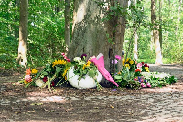 Gedenken nahe des Tatorts des islamistischen Terroranschlags beim 48. Christopher Street Day 2026 im Tiergarten. Berlin, 27.07.2026 *** A memorial near the site of the Islamist terrorist attack during the 48th Christopher Street Day in 2026 at Tiergarten in Berlin, July 27, 2026 Foto:xF.xKernx xFuturexImagex trauer_6710
