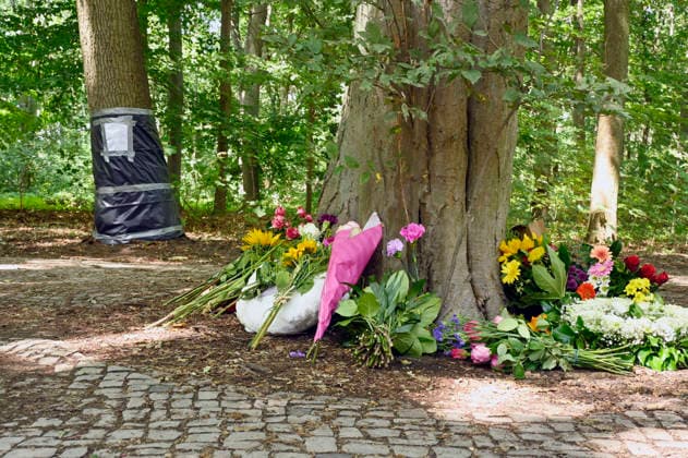 Gedenken nahe des Tatorts des islamistischen Terroranschlags beim 48. Christopher Street Day 2026 im Tiergarten. Berlin, 27.07.2026 *** A memorial near the site of the Islamist terrorist attack during the 48th Christopher Street Day in 2026 at Tiergarten in Berlin, July 27, 2026 Foto:xF.xKernx xFuturexImagex trauer_6711