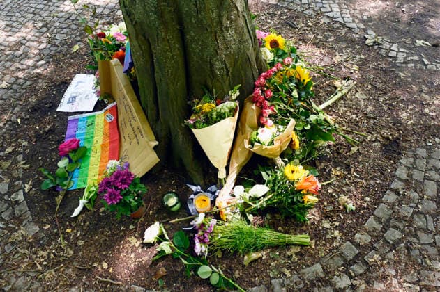 Gedenken nahe des Tatorts des islamistischen Terroranschlags beim 48. Christopher Street Day 2026 im Tiergarten. Berlin, 27.07.2026 *** A memorial near the site of the Islamist terrorist attack during the 48th Christopher Street Day in 2026 at Tiergarten in Berlin, July 27, 2026 Foto:xF.xKernx xFuturexImagex trauer_6714