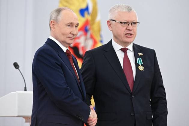 Russia Putin State Duma 9212625 27.07.2026 Russian President Vladimir Putin presents Chairman of the State Duma Committee on Security and Corruption Control Vasily Piskarev with the Order of Friendship during a meeting with members of the State Duma, the lower house of parliament, of the eighth convocation at the Kremlin in Moscow, Russia. Sergey Bobylev Sputnik Moscow Russia  Copyright: xSergeyxBobylevx