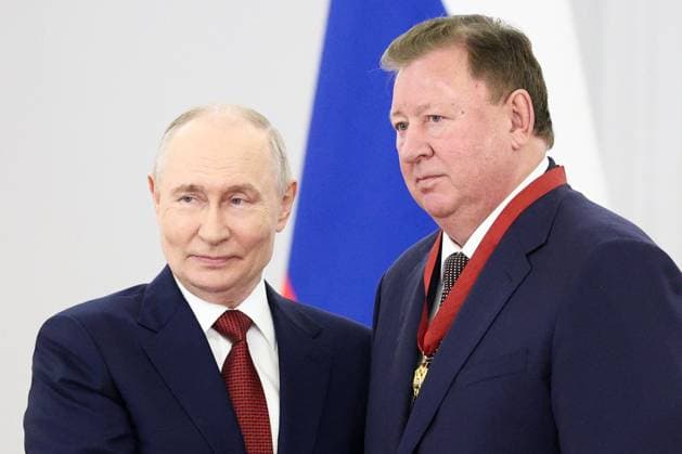 Russia Putin State Duma 9212641 27.07.2026 Russian President Vladimir Putin presents Chairman of the State Duma Committee on Agrarian Issues Vladimir Kashin with the Order For Merit to the Fatherland , 3rd Class, during a meeting with members of the State Duma, the lower house of parliament, of the eighth convocation at the Kremlin in Moscow, Russia. Sofia Sandurskaya Sputnik Moscow Russia  Copyright: xSofiaxSandurskayax