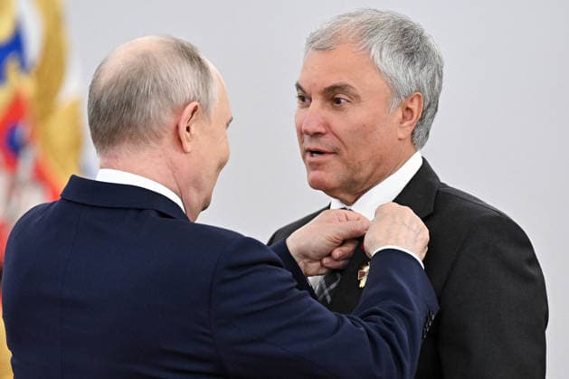 Russia Putin State Duma 9212646 27.07.2026 Russian President Vladimir Putin presents State Duma Speaker Vyacheslav Volodin with the Order for Valorous Labour during a meeting with members of the State Duma, the lower house of parliament, of the eighth convocation at the Kremlin in Moscow, Russia. Sergey Bobylev Sputnik Moscow Russia  Copyright: xSergeyxBobylevx