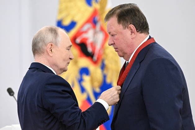 Russia Putin State Duma 9212654 27.07.2026 Russian President Vladimir Putin presents Chairman of the State Duma Committee on Agrarian Issues Vladimir Kashin with the Order For Merit to the Fatherland , 3rd Class, during a meeting with members of the State Duma, the lower house of parliament, of the eighth convocation at the Kremlin in Moscow, Russia. Sergey Bobylev Sputnik Moscow Russia  Copyright: xSergeyxBobylevx