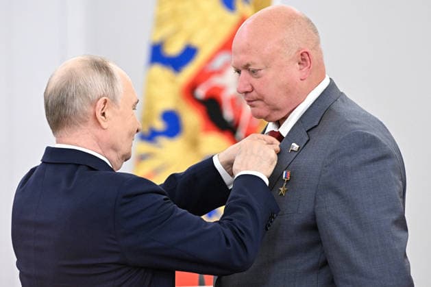 Russia Putin State Duma 9212659 27.07.2026 Russian President Vladimir Putin presents First Deputy Chairman of the State Duma Committee on Defence Andrey Krasov with the Order For Merit to the Fatherland , 4th Class, during a meeting with members of the State Duma, the lower house of parliament, of the eighth convocation at the Kremlin in Moscow, Russia. Sergey Bobylev Sputnik Moscow Russia  Copyright: xSergeyxBobylevx