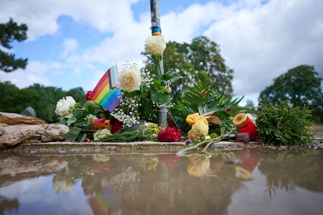 Blumen und Beileidsbekundungen liegen an einem der Tatorte im Berliner Tiergarten, zwei Tage nach dem Anschlag auf die Feiern des 48. Berliner Christopher Street Day (CSD) mit einer Toten und 29 teils schwer Verletzten (Foto vom 27.07.2026). Der Christopher Street Day in Berlin war in der Nacht zum Sonntag von einem mutmasslich islamistisch motivierten Anschlag erschuettert worden, als ein Mann mit einem Kastenwagen in eine Menschenmenge im Berliner Tiergarten fuhr und mit einer Stichwaffe auf weitere Passanten losging. (Siehe epd-Bericht vom 27.07.2026) EDITORIAL USE ONLY *** Flowers and messages of condolence have been left at one of the crime scenes in Berlin’s Tiergarten, two days after the attack on the celebrations for the 48th Berlin Copyright: epd-bild ChristianxDitsch D26D0727TrauerCSDAnschlag101911