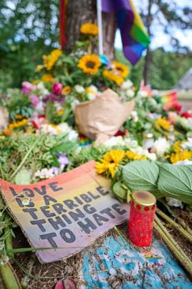 Blumen und Beileidsbekundungen liegen an einem der Tatorte im Berliner Tiergarten, zwei Tage nach dem Anschlag auf die Feiern des 48. Berliner Christopher Street Day (CSD) mit einer Toten und 29 teils schwer Verletzten (Foto vom 27.07.2026). Der Christopher Street Day in Berlin war in der Nacht zum Sonntag von einem mutmasslich islamistisch motivierten Anschlag erschuettert worden, als ein Mann mit einem Kastenwagen in eine Menschenmenge im Berliner Tiergarten fuhr und mit einer Stichwaffe auf weitere Passanten losging. (Siehe epd-Bericht vom 27.07.2026) EDITORIAL USE ONLY *** Flowers and messages of condolence have been left at one of the crime scenes in Berlin’s Tiergarten, two days after the attack on the celebrations for the 48th Berlin Copyright: epd-bild ChristianxDitsch D26D0727TrauerCSDAnschlag102659