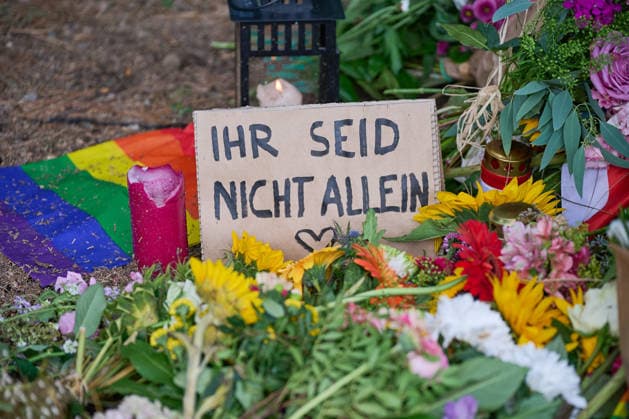 Blumen und Beileidsbekundungen liegen an einem der Tatorte im Berliner Tiergarten, zwei Tage nach dem Anschlag auf die Feiern des 48. Berliner Christopher Street Day (CSD) mit einer Toten und 29 teils schwer Verletzten (Foto vom 27.07.2026). Der Christopher Street Day in Berlin war in der Nacht zum Sonntag von einem mutmasslich islamistisch motivierten Anschlag erschuettert worden, als ein Mann mit einem Kastenwagen in eine Menschenmenge im Berliner Tiergarten fuhr und mit einer Stichwaffe auf weitere Passanten losging. (Siehe epd-Bericht vom 27.07.2026) EDITORIAL USE ONLY *** Flowers and messages of condolence have been left at one of the crime scenes in Berlin’s Tiergarten, two days after the attack on the celebrations for the 48th Berlin Copyright: epd-bild ChristianxDitsch D26D0727TrauerCSDAnschlag102811