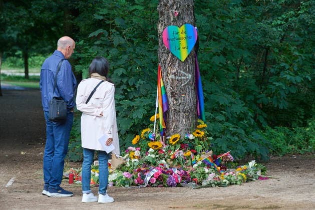 Passanten trauern an einem der Tatorte im Berliner Tiergarten, zwei Tage nach dem Anschlag auf die Feiern des 48. Berliner Christopher Street Day (CSD) mit einer Toten und 29 teils schwer Verletzten (Foto vom 27.07.2026). Der Christopher Street Day in Berlin war in der Nacht zum Sonntag von einem mutmasslich islamistisch motivierten Anschlag erschuettert worden, als ein Mann mit einem Kastenwagen in eine Menschenmenge im Berliner Tiergarten fuhr und mit einer Stichwaffe auf weitere Passanten losging. (Siehe epd-Bericht vom 27.07.2026) EDITORIAL USE ONLY *** Passersby mourn at one of the crime scenes in Berlin’s Tiergarten, two days after the attack on the celebrations for Berlin’s 48th Christopher Street Day (CSD), which left one person dea Copyright: epd-bild ChristianxDitsch D26D0727TrauerCSDAnschlag103512