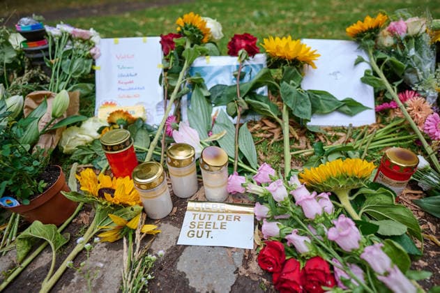 Blumen und Beileidsbekundungen liegen an einem der Tatorte im Berliner Tiergarten, zwei Tage nach dem Anschlag auf die Feiern des 48. Berliner Christopher Street Day (CSD) mit einer Toten und 29 teils schwer Verletzten (Foto vom 27.07.2026). Der Christopher Street Day in Berlin war in der Nacht zum Sonntag von einem mutmasslich islamistisch motivierten Anschlag erschuettert worden, als ein Mann mit einem Kastenwagen in eine Menschenmenge im Berliner Tiergarten fuhr und mit einer Stichwaffe auf weitere Passanten losging. (Siehe epd-Bericht vom 27.07.2026) EDITORIAL USE ONLY *** Flowers and messages of condolence have been left at one of the crime scenes in Berlin’s Tiergarten, two days after the attack on the celebrations for the 48th Berlin Copyright: epd-bild ChristianxDitsch D26D0727TrauerCSDAnschlag110529