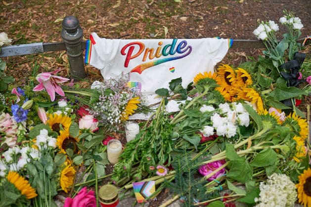 Blumen und Beileidsbekundungen liegen an einem der Tatorte im Berliner Tiergarten, zwei Tage nach dem Anschlag auf die Feiern des 48. Berliner Christopher Street Day (CSD) mit einer Toten und 29 teils schwer Verletzten (Foto vom 27.07.2026). Der Christopher Street Day in Berlin war in der Nacht zum Sonntag von einem mutmasslich islamistisch motivierten Anschlag erschuettert worden, als ein Mann mit einem Kastenwagen in eine Menschenmenge im Berliner Tiergarten fuhr und mit einer Stichwaffe auf weitere Passanten losging. (Siehe epd-Bericht vom 27.07.2026) EDITORIAL USE ONLY *** Flowers and messages of condolence have been left at one of the crime scenes in Berlin’s Tiergarten, two days after the attack on the celebrations for the 48th Berlin Copyright: epd-bild ChristianxDitsch D26D0727TrauerCSDAnschlag110959