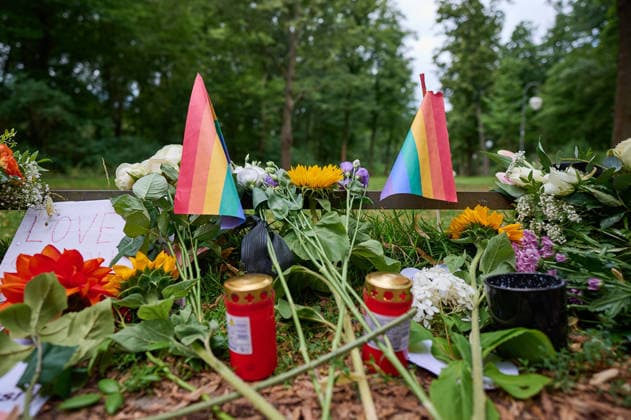 Blumen und Beileidsbekundungen liegen an einem der Tatorte im Berliner Tiergarten, zwei Tage nach dem Anschlag auf die Feiern des 48. Berliner Christopher Street Day (CSD) mit einer Toten und 29 teils schwer Verletzten (Foto vom 27.07.2026). Der Christopher Street Day in Berlin war in der Nacht zum Sonntag von einem mutmasslich islamistisch motivierten Anschlag erschuettert worden, als ein Mann mit einem Kastenwagen in eine Menschenmenge im Berliner Tiergarten fuhr und mit einer Stichwaffe auf weitere Passanten losging. (Siehe epd-Bericht vom 27.07.2026) EDITORIAL USE ONLY *** Flowers and messages of condolence have been left at one of the crime scenes in Berlin’s Tiergarten, two days after the attack on the celebrations for the 48th Berlin Copyright: epd-bild ChristianxDitsch D26D0727TrauerCSDAnschlag111520