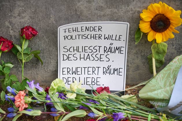 Blumen und Beileidsbekundungen liegen an einem der Tatorte im Berliner Tiergarten, zwei Tage nach dem Anschlag auf die Feiern des 48. Berliner Christopher Street Day (CSD) mit einer Toten und 29 teils schwer Verletzten (Foto vom 27.07.2026). Der Christopher Street Day in Berlin war in der Nacht zum Sonntag von einem mutmasslich islamistisch motivierten Anschlag erschuettert worden, als ein Mann mit einem Kastenwagen in eine Menschenmenge im Berliner Tiergarten fuhr und mit einer Stichwaffe auf weitere Passanten losging. (Siehe epd-Bericht vom 27.07.2026) EDITORIAL USE ONLY *** Flowers and messages of condolence have been left at one of the crime scenes in Berlin’s Tiergarten, two days after the attack on the celebrations for the 48th Berlin Copyright: epd-bild ChristianxDitsch D26D0727TrauerCSDAnschlag112816