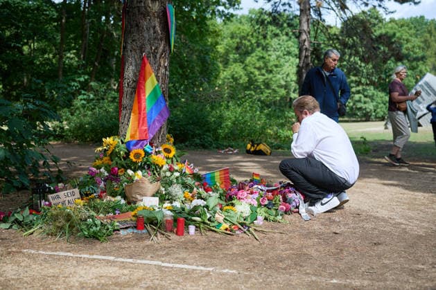 Menschen trauern und legen Blumen und Beileidsbekundungen an einen der Tatorte im Berliner Tiergarten, zwei Tage nach dem Anschlag auf die Feiern des 48. Berliner Christopher Street Day (CSD) mit einer Toten und 29 teils schwer Verletzten (Foto vom 27.07.2026). Der Christopher Street Day in Berlin war in der Nacht zum Sonntag von einem mutmasslich islamistisch motivierten Anschlag erschuettert worden, als ein Mann mit einem Kastenwagen in eine Menschenmenge im Berliner Tiergarten fuhr und mit einer Stichwaffe auf weitere Passanten losging. (Siehe epd-Bericht vom 27.07.2026) EDITORIAL USE ONLY *** People are mourning and laying flowers and messages of condolence at one of the crime scenes in Berlin’s Tiergarten, two days after the attack on Copyright: epd-bild ChristianxDitsch D26D0727TrauerCSDAnschlag113417