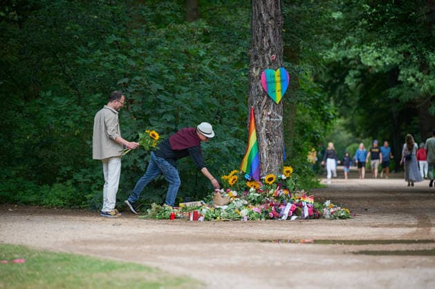 Menschen trauern und legen Blumen und Beileidsbekundungen an einen der Tatorte im Berliner Tiergarten, zwei Tage nach dem Anschlag auf die Feiern des 48. Berliner Christopher Street Day (CSD) mit einer Toten und 29 teils schwer Verletzten (Foto vom 27.07.2026). Der Christopher Street Day in Berlin war in der Nacht zum Sonntag von einem mutmasslich islamistisch motivierten Anschlag erschuettert worden, als ein Mann mit einem Kastenwagen in eine Menschenmenge im Berliner Tiergarten fuhr und mit einer Stichwaffe auf weitere Passanten losging. (Siehe epd-Bericht vom 27.07.2026) EDITORIAL USE ONLY *** People are mourning and laying flowers and messages of condolence at one of the crime scenes in Berlin’s Tiergarten, two days after the attack on Copyright: epd-bild ChristianxDitsch D26D0727TrauerCSDAnschlag114131