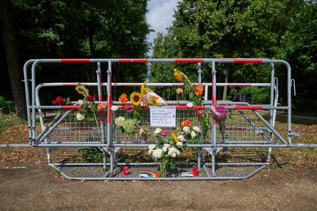 Blumen und ein Schild mit der Aufschrift Wir muessen zusammenhalten. Gemeinsam sind wir staerker als der Hass und die Gewalt! an einem Absperrgitter im Berliner Tiergarten, zwei Tage nach dem Anschlag auf die Feiern des 48. Berliner Christopher Street Day (CSD) mit einer Toten und 29 teils schwer Verletzten (Foto vom 27.07.2026). Der Christopher Street Day in Berlin war in der Nacht zum Sonntag von einem mutmasslich islamistisch motivierten Anschlag erschuettert worden, als ein Mann mit einem Kastenwagen in eine Menschenmenge im Berliner Tiergarten fuhr und mit einer Stichwaffe auf weitere Passanten losging. (Siehe epd-Bericht vom 27.07.2026) EDITORIAL USE ONLY *** Flowers and a sign reading We must stick together—Together we are stronge Copyright: epd-bild ChristianxDitsch D26D0727TrauerCSDAnschlag115023