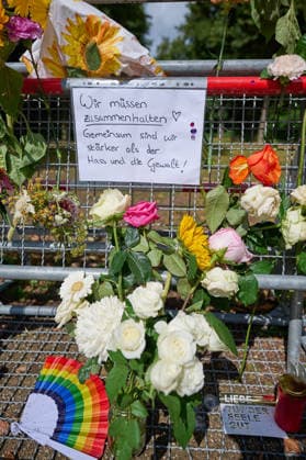 Blumen und Beileidsbekundungen liegen an einem der Tatorte im Berliner Tiergarten, zwei Tage nach dem Anschlag auf die Feiern des 48. Berliner Christopher Street Day (CSD) mit einer Toten und 29 teils schwer Verletzten (Foto vom 27.07.2026). Der Christopher Street Day in Berlin war in der Nacht zum Sonntag von einem mutmasslich islamistisch motivierten Anschlag erschuettert worden, als ein Mann mit einem Kastenwagen in eine Menschenmenge im Berliner Tiergarten fuhr und mit einer Stichwaffe auf weitere Passanten losging. (Siehe epd-Bericht vom 27.07.2026) EDITORIAL USE ONLY *** Flowers and messages of condolence have been left at one of the crime scenes in Berlin’s Tiergarten, two days after the attack on the celebrations for the 48th Berlin Copyright: epd-bild ChristianxDitsch D26D0727TrauerCSDAnschlag115101