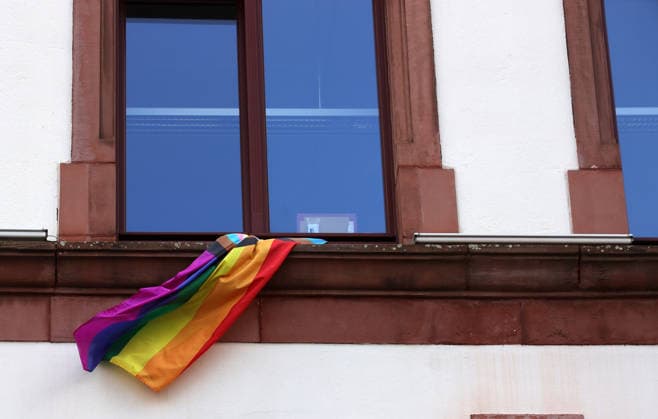 27.07.2026, Deutschland, NRW, Gesellschaft, LGBTQ, Regenbogen-Fahne an einem Fenster der Stadtverwaltung Dortmund - einen Tag nach dem Anschlag beim CSD Berlin, Deutschland *** July 27, 2026, Germany, North Rhine-Westphalia, Society, LGBTQ, Rainbow flag in a window at Dortmund City Hall one day after the attack at the Berlin Pride Parade, Germany Copyright: xD.xKerlekin SnowfieldxPhotographyx SF270726FlaggeD