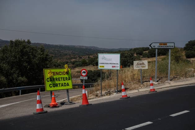 The wildfire in Madrid’s Sierra Oeste slowed its spread overnight, though it has not yet been brought under control. Traffic closures near Almorox due to the wildfire, July 27, 2026, in Almorox, Toledo, Castilla-La Mancha, Spain. The wildfires affecting the Community of Madrid have slowed their spread overnight, a development that has allowed firefighting crews to tackle the various hotspots; however, the fire remains active and uncontrolled, and there is concern that wind gusts of up to 30 kilometers per hour forecast for today will complicate firefighting efforts on July 27, 2026. Alejandro Martínez Vé, Madrid, Madrid, Spain  Copyright: xAlejandroxMartinezxVÃ lezx 7689928