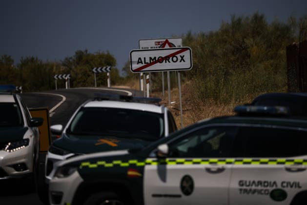 The wildfire in Madrid’s Sierra Oeste slowed its spread overnight, though it has not yet been brought under control. Traffic closures near Almorox due to the wildfire, July 27, 2026, in Almorox, Toledo, Castilla-La Mancha, Spain. The wildfires affecting the Community of Madrid have slowed their spread overnight, a development that has allowed firefighting crews to tackle the various hotspots; however, the fire remains active and uncontrolled, and there is concern that wind gusts of up to 30 kilometers per hour forecast for today will complicate firefighting efforts on July 27, 2026. Alejandro Martínez Vé, Madrid, Madrid, Spain  Copyright: xAlejandroxMartinezxVÃ lezx 7689930