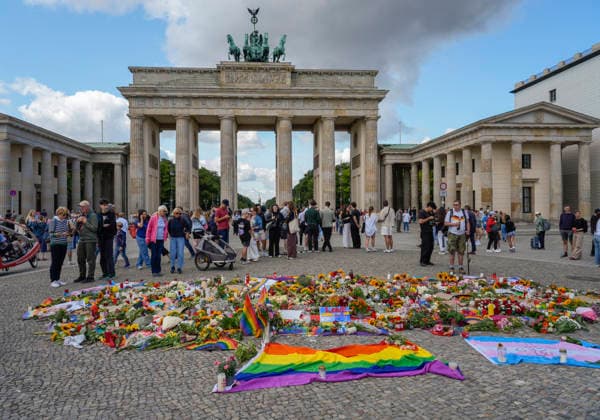 Blumen und Kerzen auf dem Pariser Platz vor dem Brandenburger Tor erinnern an die Opfer des Terroranschlages auf dem Berliner CSD. *** Flowers and candles on Pariser Platz in front of the Brandenburg Gate commemorate the victims of the terrorist attack at Berlin s CSD
