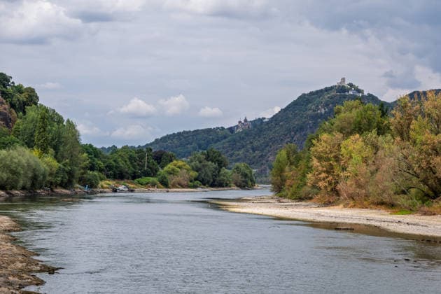 Niedrigwasser am Rhein bei Rolandseck - Fähre Bad Honnef weicht auf Behelfsrampe aus Niedrigwasser am Rhein bei Rolandswerth an der Rheininsel Nonnenwerth. Bei einem Pegelstand von 18 cm am Pegel Oberwinter haben anlegende Schiffe bereits Grundberührung. Im Hintergrund der Drachenfels im Siebengebirge bei Königswinter Remagen Rolandseck Rheinland-Pfalz Deutschland *** Low water levels on the Rhine near Rolandseck; the Bad Honnef ferry is using a temporary ramp Low water levels on the Rhine near Rolandswerth on the Rhine island of Nonnenwerth With the water level at the Oberwinter gauge at 18 cm, ships docking there are already running aground. The Drachenfels in the background in the Siebengebirge near Königswinter, Remagen, Rolandseck, Copyright: xMarcxJohnx