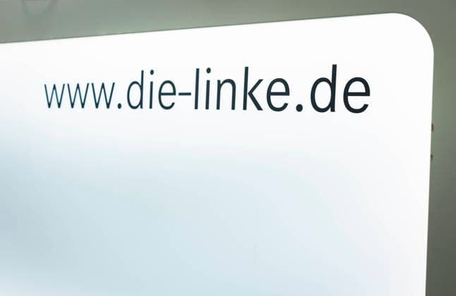 Die URL der Partei Die Linke zu sehen auf der Vorderseite des Pressetisches, aufgenommen in Berlin, 27.07.2026 *** The URL for the Die Linke party visible on the front of the press table, photographed in Berlin on July 27, 2026 Copyright: xYonaxElsnerx