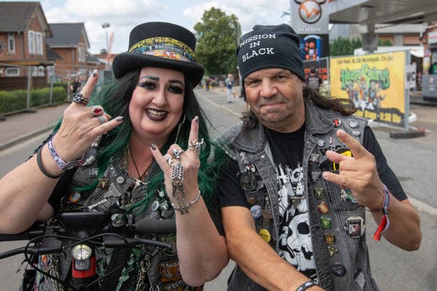 Das Dorf Wacken füllt sich bereits am Montag wieder mit Fans aus aller Welt Das Wetter hat sich pünktlich zum Montag gebebessert. Zeit für die angereisten Metalheads in das berühmte Dorf Wacken zu gehen, um sich mit Getränken und T-Shirts einzudecken. Wacken Wacken open Air Schleswig Holstein Deutschland IVDJ6073 *** The village of Wacken is already filling up again on Monday with fans from all over the world. The weather has improved just in time for Monday. It’s time for the metalheads who’ve traveled here to head to the famous village of Wacken, to stock up on drinks and T-shirts. Wacken Wacken Open Air Schleswig-Holstein Germany IVDJ6073