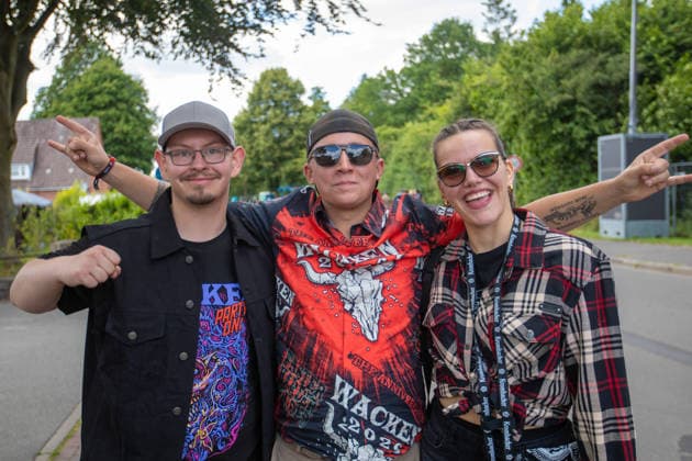 Das Dorf Wacken füllt sich bereits am Montag wieder mit Fans aus aller Welt Das Wetter hat sich pünktlich zum Montag gebebessert. Zeit für die angereisten Metalheads in das berühmte Dorf Wacken zu gehen, um sich mit Getränken und T-Shirts einzudecken. Wacken Wacken open Air Schleswig Holstein Deutschland IVDJ6092 *** The village of Wacken is already filling up again on Monday with fans from all over the world. The weather has improved just in time for Monday. It’s time for the metalheads who’ve traveled here to head into the famous village of Wacken to stock up on drinks and T-shirts. Wacken, Wacken Open Air, Schleswig-Holstein, Germany, IVDJ6092