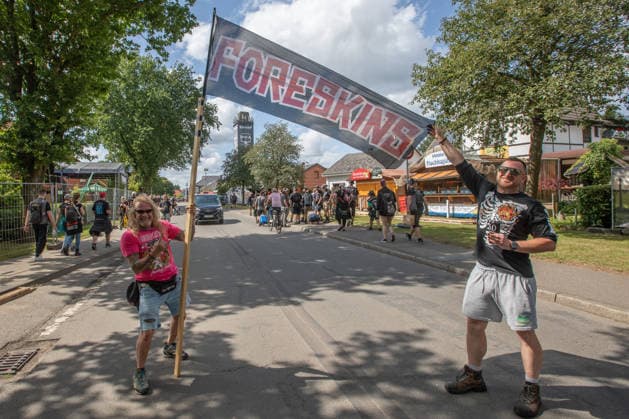 Das Dorf Wacken füllt sich bereits am Montag wieder mit Fans aus aller Welt Das Wetter hat sich pünktlich zum Montag gebebessert. Zeit für die angereisten Metalheads in das berühmte Dorf Wacken zu gehen, um sich mit Getränken und T-Shirts einzudecken. Wacken Wacken open Air Schleswig Holstein Deutschland IVDJ6102 *** The village of Wacken is already filling up again on Monday with fans from all over the world. The weather has improved just in time for Monday. It’s time for the metalheads who’ve traveled here to head into the famous village of Wacken to stock up on drinks and T-shirts. Wacken, Wacken Open Air, Schleswig-Holstein, Germany, IVDJ6102