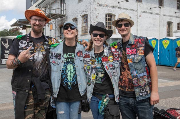 Das Dorf Wacken füllt sich bereits am Montag wieder mit Fans aus aller Welt Das Wetter hat sich pünktlich zum Montag gebebessert. Zeit für die angereisten Metalheads in das berühmte Dorf Wacken zu gehen, um sich mit Getränken und T-Shirts einzudecken. Wacken Wacken open Air Schleswig Holstein Deutschland IVDJ6109 *** The village of Wacken is already filling up again on Monday with fans from all over the world. The weather has improved just in time for Monday. It’s time for the metalheads who’ve traveled here to head to the famous village of Wacken, to stock up on drinks and T-shirts. Wacken, Wacken Open Air, Schleswig-Holstein, Germany, IVDJ6109