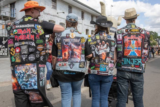 Das Dorf Wacken füllt sich bereits am Montag wieder mit Fans aus aller Welt Das Wetter hat sich pünktlich zum Montag gebebessert. Zeit für die angereisten Metalheads in das berühmte Dorf Wacken zu gehen, um sich mit Getränken und T-Shirts einzudecken. Wacken Wacken open Air Schleswig Holstein Deutschland IVDJ6113 *** The village of Wacken is already filling up again on Monday with fans from all over the world. The weather has improved just in time for Monday. It’s time for the metalheads who’ve traveled here to head to the famous village of Wacken, to stock up on drinks and T-shirts. Wacken Wacken Open Air Schleswig-Holstein Germany IVDJ6113