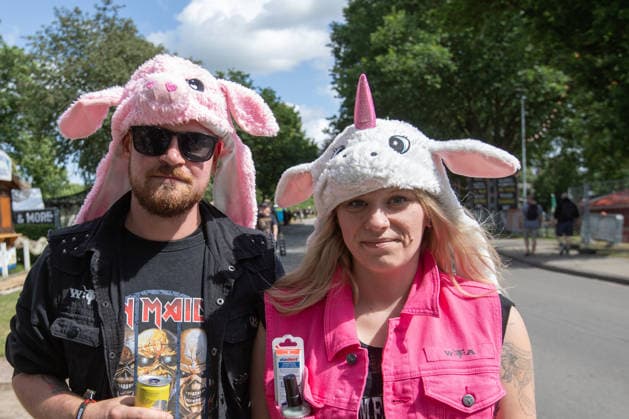 Das Dorf Wacken füllt sich bereits am Montag wieder mit Fans aus aller Welt Das Wetter hat sich pünktlich zum Montag gebebessert. Zeit für die angereisten Metalheads in das berühmte Dorf Wacken zu gehen, um sich mit Getränken und T-Shirts einzudecken. Wacken Wacken open Air Schleswig Holstein Deutschland IVDJ6121 *** The village of Wacken is already filling up again on Monday with fans from all over the world. The weather has improved just in time for Monday. It’s time for the metalheads who’ve traveled here to head to the famous village of Wacken, to stock up on drinks and T-shirts. Wacken Wacken Open Air Schleswig-Holstein Germany IVDJ6121