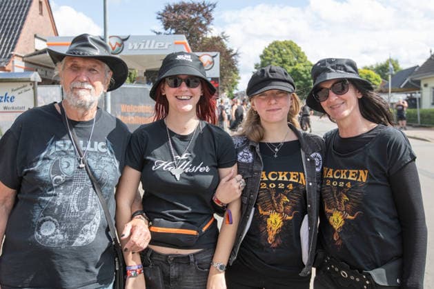 Das Dorf Wacken füllt sich bereits am Montag wieder mit Fans aus aller Welt Das Wetter hat sich pünktlich zum Montag gebebessert. Zeit für die angereisten Metalheads in das berühmte Dorf Wacken zu gehen, um sich mit Getränken und T-Shirts einzudecken. Wacken Wacken open Air Schleswig Holstein Deutschland IVDJ6123 *** The village of Wacken is already filling up again on Monday with fans from all over the world. The weather has improved just in time for Monday. It’s time for the metalheads who’ve traveled here to head to the famous village of Wacken, to stock up on drinks and T-shirts. Wacken, Wacken Open Air, Schleswig-Holstein, Germany, IVDJ6123
