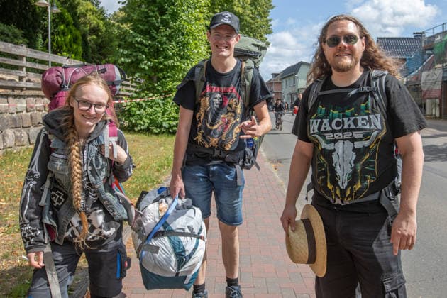 Das Dorf Wacken füllt sich bereits am Montag wieder mit Fans aus aller Welt Das Wetter hat sich pünktlich zum Montag gebebessert. Zeit für die angereisten Metalheads in das berühmte Dorf Wacken zu gehen, um sich mit Getränken und T-Shirts einzudecken. Wacken Wacken open Air Schleswig Holstein Deutschland IVDJ6134 *** The village of Wacken is already filling up again on Monday with fans from all over the world. The weather has improved just in time for Monday. It’s time for the metalheads who’ve traveled here to head to the famous village of Wacken, to stock up on drinks and T-shirts. Wacken, Wacken Open Air, Schleswig-Holstein, Germany, IVDJ6134