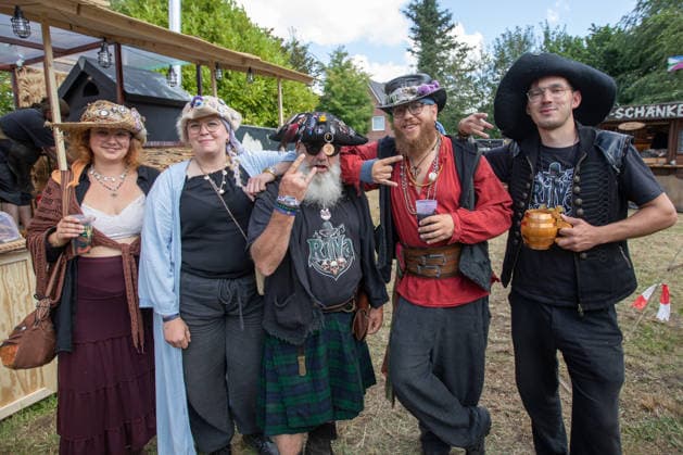 Das Dorf Wacken füllt sich bereits am Montag wieder mit Fans aus aller Welt Das Wetter hat sich pünktlich zum Montag gebebessert. Zeit für die angereisten Metalheads in das berühmte Dorf Wacken zu gehen, um sich mit Getränken und T-Shirts einzudecken. Wacken Wacken open Air Schleswig Holstein Deutschland IVDJ6154 *** The village of Wacken is already filling up again on Monday with fans from all over the world. The weather has improved just in time for Monday. It’s time for the metalheads who’ve traveled here to head to the famous village of Wacken, to stock up on drinks and T-shirts. Wacken, Wacken Open Air, Schleswig-Holstein, Germany, IVDJ6154