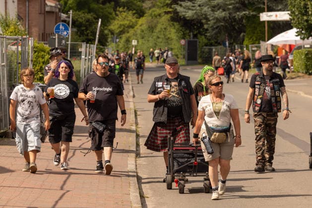 Das Dorf Wacken füllt sich bereits am Montag wieder mit Fans aus aller Welt Das Wetter hat sich pünktlich zum Montag gebebessert. Zeit für die angereisten Metalheads in das berühmte Dorf Wacken zu gehen, um sich mit Getränken und T-Shirts einzudecken. Wacken Wacken open Air Schleswig Holstein Deutschland _5DL7437 *** The village of Wacken is already filling up again on Monday with fans from all over the world. The weather has improved just in time for Monday. It’s time for the metalheads who’ve traveled here to head to the famous village of Wacken, to stock up on drinks and T-shirts. Wacken, Wacken Open Air, Schleswig-Holstein, Germany, 5DL7437