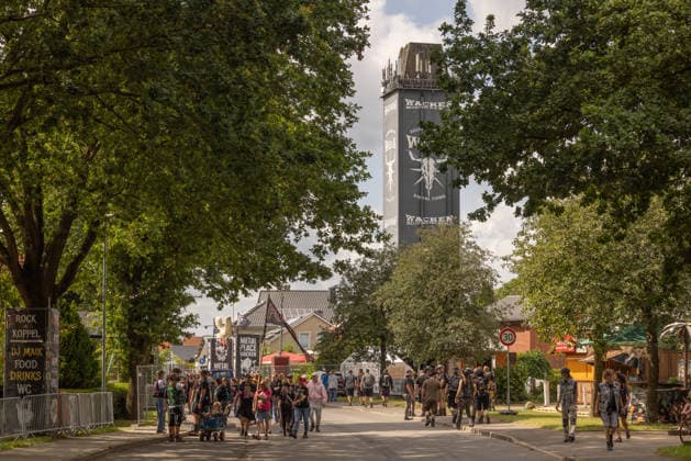 Das Dorf Wacken füllt sich bereits am Montag wieder mit Fans aus aller Welt Das Wetter hat sich pünktlich zum Montag gebebessert. Zeit für die angereisten Metalheads in das berühmte Dorf Wacken zu gehen, um sich mit Getränken und T-Shirts einzudecken. Wacken Wacken open Air Schleswig Holstein Deutschland _5DL7441 *** The village of Wacken is already filling up again on Monday with fans from all over the world. The weather has improved just in time for Monday. It’s time for the metalheads who’ve traveled here to head to the famous village of Wacken, to stock up on drinks and T-shirts. Wacken, Wacken Open Air, Schleswig-Holstein, Germany, 5DL7441