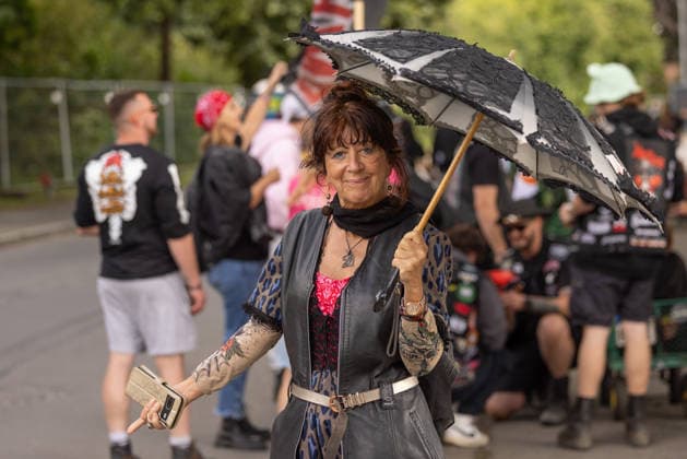 Das Dorf Wacken füllt sich bereits am Montag wieder mit Fans aus aller Welt Das Wetter hat sich pünktlich zum Montag gebebessert. Zeit für die angereisten Metalheads in das berühmte Dorf Wacken zu gehen, um sich mit Getränken und T-Shirts einzudecken. Wacken Wacken open Air Schleswig Holstein Deutschland _5DL7453 *** The village of Wacken is already filling up again on Monday with fans from all over the world. The weather has improved just in time for Monday. It’s time for the metalheads who’ve traveled here to head to the famous village of Wacken, to stock up on drinks and T-shirts. Wacken, Wacken Open Air, Schleswig-Holstein, Germany, 5DL7453