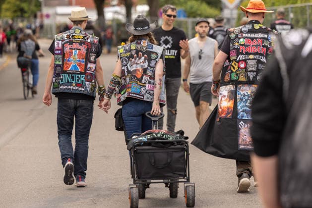 Das Dorf Wacken füllt sich bereits am Montag wieder mit Fans aus aller Welt Das Wetter hat sich pünktlich zum Montag gebebessert. Zeit für die angereisten Metalheads in das berühmte Dorf Wacken zu gehen, um sich mit Getränken und T-Shirts einzudecken. Wacken Wacken open Air Schleswig Holstein Deutschland _5DL7485 *** The village of Wacken is already filling up again on Monday with fans from all over the world. The weather has improved just in time for Monday. It’s time for the metalheads who’ve traveled here to head into the famous village of Wacken to stock up on drinks and T-shirts. Wacken, Wacken Open Air, Schleswig-Holstein, Germany, 5DL7485