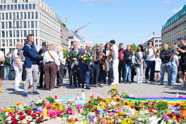 27.07.2026,Berlin,Pariser Platz am Brandenburger Tor,Vertreterinnen und Vertreter der diplomatischen Vertretungen haben am Nachmittag Blumen zum Gedenken an das getötete Anschlagsopfer und die Verletzten des Terroranschlags vom 25.07.26 (CSD) gedacht.Der amtierende Leiter und Geschäftsträger der Republik Polen in der Bundesrepublik Deutschland ist Jan TombiÅ ski *** July 27, 2026, Berlin, Pariser Platz at the Brandenburg Gate,Representatives of diplomatic missions laid flowers this afternoon in memory of the victim killed and those injured in the terrorist attack on July 25, 2026, during the CSD. The acting head and chargé d affaires of the Republic of Poland in the Federal Republic of Germany is Jan Tombinski.