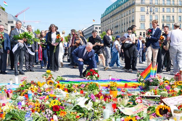 27.07.2026,Berlin,Pariser Platz am Brandenburger Tor,Vertreterinnen und Vertreter der diplomatischen Vertretungen haben am Nachmittag Blumen zum Gedenken an das getötete Anschlagsopfer und die Verletzten des Terroranschlags vom 25.07.26 (CSD) gedacht.Der amtierende Leiter und Geschäftsträger der Republik Polen in der Bundesrepublik Deutschland ist Jan TombiÅ ski *** July 27, 2026, Berlin, Pariser Platz at the Brandenburg Gate,Representatives of diplomatic missions laid flowers this afternoon in memory of the victim killed and those injured in the terrorist attack on July 25, 2026, during the CSD. The acting head and chargé d affaires of the Republic of Poland in the Federal Republic of Germany is Jan Tombinski.