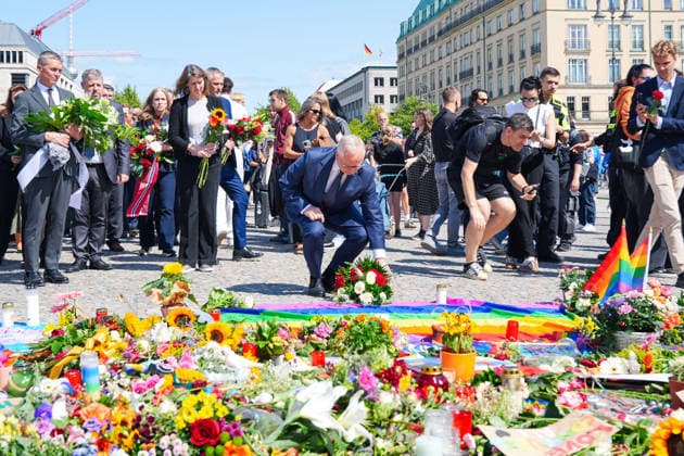 27.07.2026,Berlin,Pariser Platz am Brandenburger Tor,Vertreterinnen und Vertreter der diplomatischen Vertretungen haben am Nachmittag Blumen zum Gedenken an das getötete Anschlagsopfer und die Verletzten des Terroranschlags vom 25.07.26 (CSD) gedacht.Der amtierende Leiter und Geschäftsträger der Republik Polen in der Bundesrepublik Deutschland ist Jan TombiÅ ski *** July 27, 2026, Berlin, Pariser Platz at the Brandenburg Gate,Representatives of diplomatic missions laid flowers this afternoon in memory of the victim killed and those injured in the terrorist attack on July 25, 2026, during the CSD. The acting head and chargé d affaires of the Republic of Poland in the Federal Republic of Germany is Jan Tombinski.